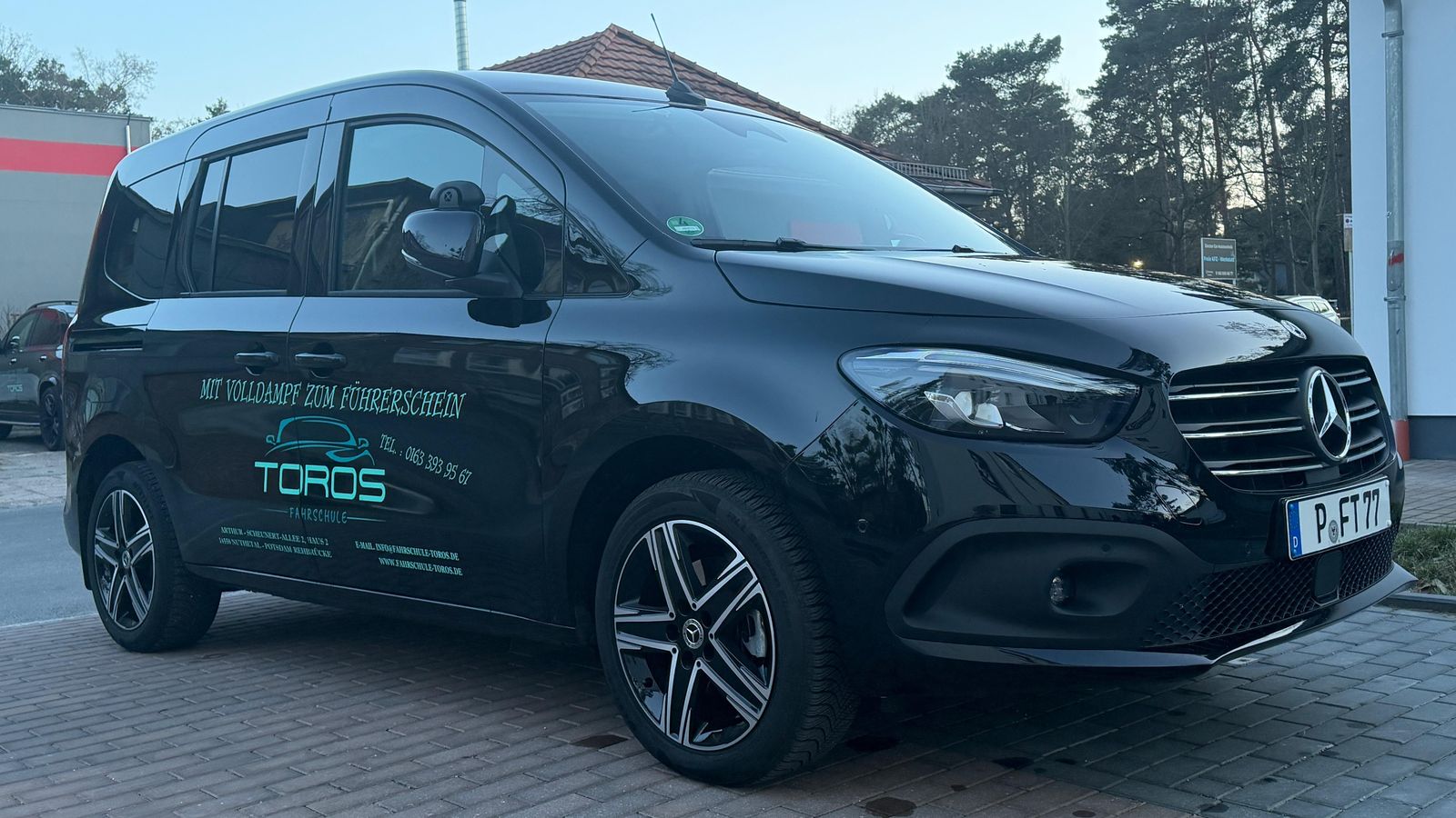 Mercedes T-Klasse (Schalter) der Fahrschule Toros